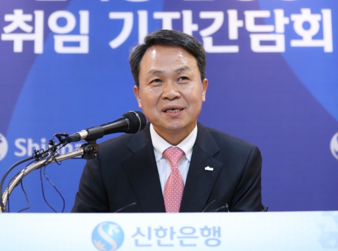 진옥동 신한금융 차기 회장 내정자가 지난 2019년 3월 26일 신한은행장 취임 당시 열린 기자간담회에서 발언하고 있다. 사진=뉴시스