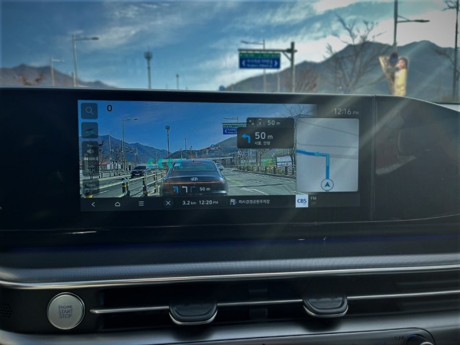 내비게이션 화면에 비춰지는 전방 도로 상황. 사진=김정희 기자