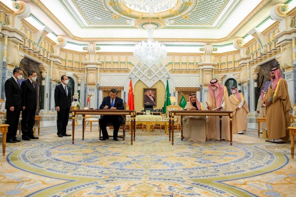 시진핑(왼쪽) 중국 국가주석과 살만 빈 압둘아지즈 알사우드 국왕이 8일(현지시간) '포괄적 전략 동반자 협정'에 서명하고 있다. [리야드=AP/뉴시스] 