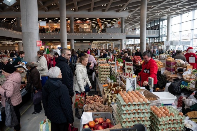 헝가리 부다페스트의 한 시장에서 시민들이 식료품을 사고 있다. 사진=로이터