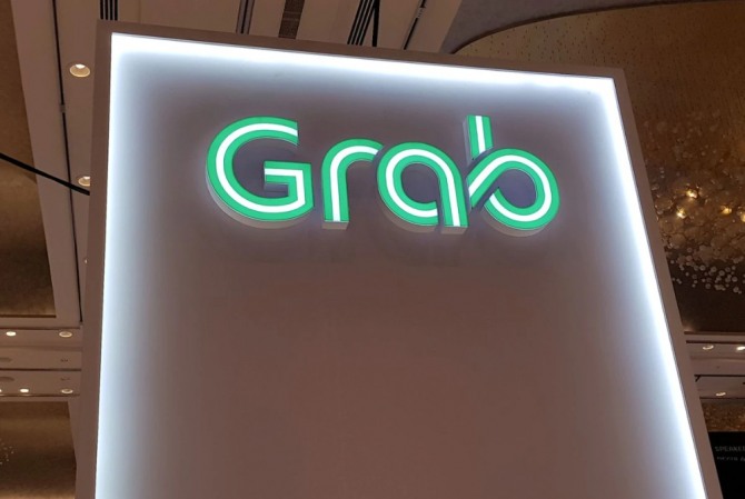 2019년 싱가포르에서 열린 아시아 핀테크 무역전시회에 등장한 그랩 회사 로고. 사진=로이터