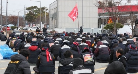 = 9일 오전 광주 광산구 진곡화물공영차고지에서 화물연대 광주본부 조합원이 총파업 종료 및 현장 복귀 찬반투표에 참여하기 위해 모여 있다. 사진=연합뉴스