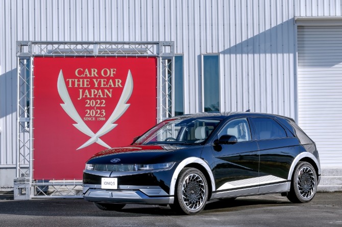 ‘일본 올해의 차(Car of the year Japan) 2022-2023’에서 ‘올해의 수입차’를 수상한 아이오닉 5 사진=현대자동차