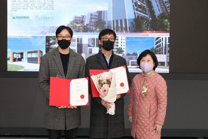 9일 열린 제20회 한국색채대상에서 현대엔지니어링이 ‘한국디자인진흥원장상’을 수상한 이후 기념사진을 촬영하고 있다. 왼쪽부터 데코피아 양우석 과장, 현대엔지니어링 송남헌 디자인밸류팀장, 상명대 정유나 디자인대학 교수. 사진=현대엔지니어링