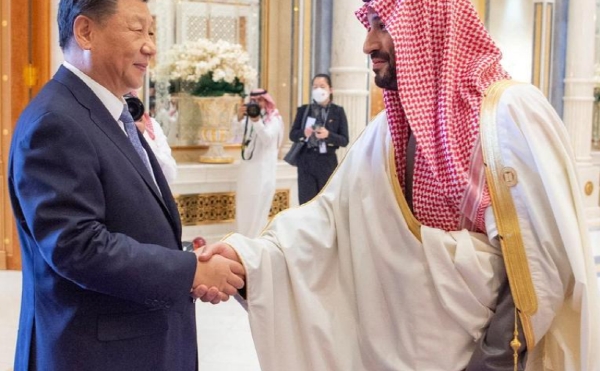 시진핑(왼쪽) 중국 국가주석과 무함마드 빈 살만 사우디 왕세자가 8일(현지시간) 만나 회담을 갖기 전에 악수를 하고 있다. 사진=로이터