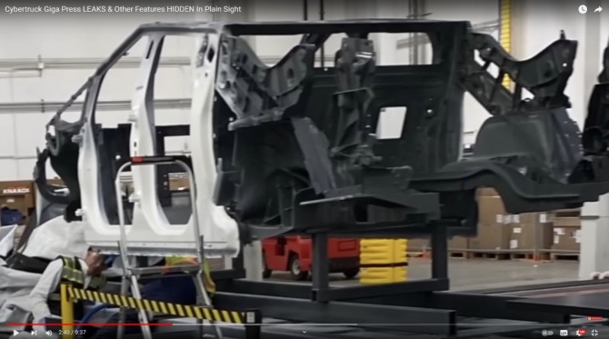 기가프레스 공법으로 만든 차체가 적용된 양산형 시제품으로 보이는 사이버트럭의 모습. 사진=유튜브