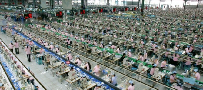 화승엔터프라이즈가 근로자들이 스포츠화를 생산하고 있다. 사진=화승