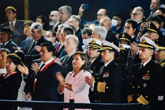 지난 9일(현지시각) 저녁 페루 수도 리마 서부 인근 카야오(Callo)에 위치한 시마(SIMA) 해군기지에서 열린 다목적 군수지원함  ‘BAP 파이타(BAP Paita)’ 진수 및 명명식에 참석한 디나 볼루아르테 신임 페루 대통령(앞줄 왼쪽에서 세번째)이 박수치며 환호하고 있다. 사진=대선조선