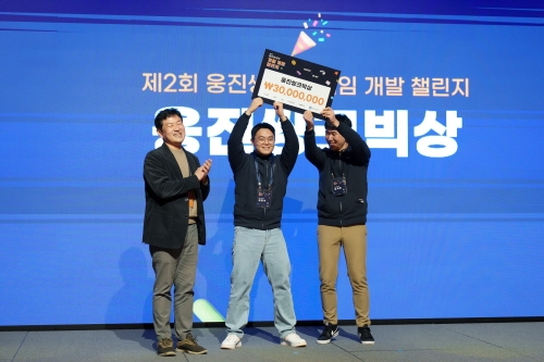 웅진씽크빅 이재진 대표와 대상(웅진씽크빅상) 수상팀 인버스(좌 김민석, 우 김재윤). 사진=웅진씽크빅.