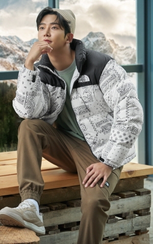 ‘1996 노벨티 눕시 다운 재킷’을 착용한 노스페이스 홍보대사 로운. 사진=영원아웃도어.