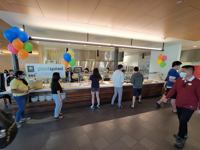캘리포니아대 학생이 리버사이드캠퍼스 교내식당에서 풀무원USA의 식물성 지향 식품을 활용한 점심메뉴로 식사를 하고 있다. 사진=풀무원