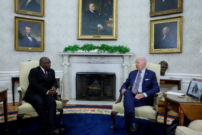 조 바이든 미국 대통령과 라마포사 남아프리카공화국 대통령이 워싱턴 백악관에서 회담을 갖고 있다. 사진=로이터