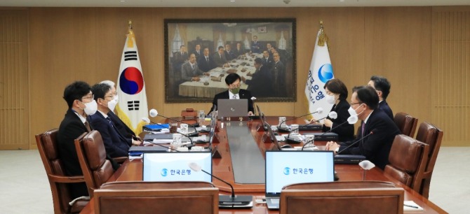 이창용 한국은행 총재가 지난달 24일 오전 서울 중구 한국은행에서 열린 금융통화위원회 본회의에서 회의를 주재하고 있다. 사진=한국은행