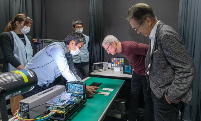팀 쿡 애플 대표(오른쪽에서 두번째)가 일본 구마모토 소재 소니 공장에 방문, 요시다 켄이치로 소니 대표(맨 오른쪽)와 함께 공장을 견학하고 있다. 사진=팀 쿡 X(트위터)