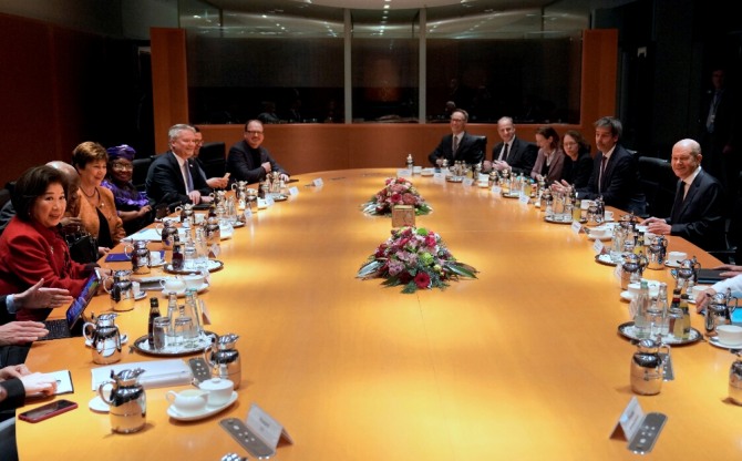 세계은행, WTO 등의 수장들이 독일 숄츠 총리와 만나서 경제 현안에 대해 이야기를 나누고 있다. 사진=로이터