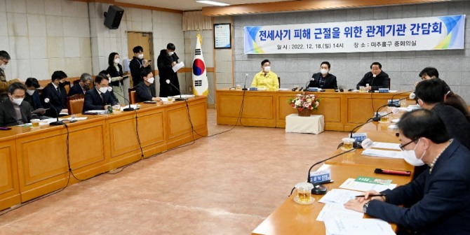 18일 미추홀구청에서 열린 간담회서 유정복 인천광역시장(오른쪽), 원희룡 국토교통부장관(중간), 이영훈 미추홀구청장(왼쪽)이 관계기관과 피해대책에 대해 논의하고 있다.[사진 제공=인천시]