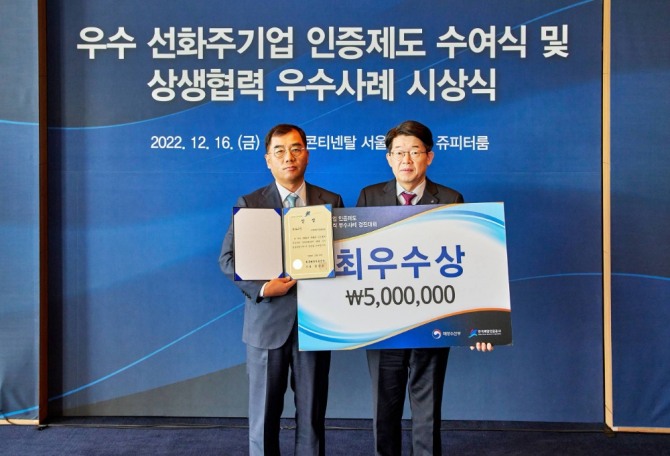 지난 16일 월드비전 본사에서 진행된 크리넥스 마스크 기부 전달식에서는 윤태일 유한킴벌리 가정위생용품 사업부문장(오른쪽)과 김성태 월드비전 ESG사회공헌 본부장이(왼쪽) 전달식 후 기념촬영을 하고 있다. 사진=CJ대한통운.