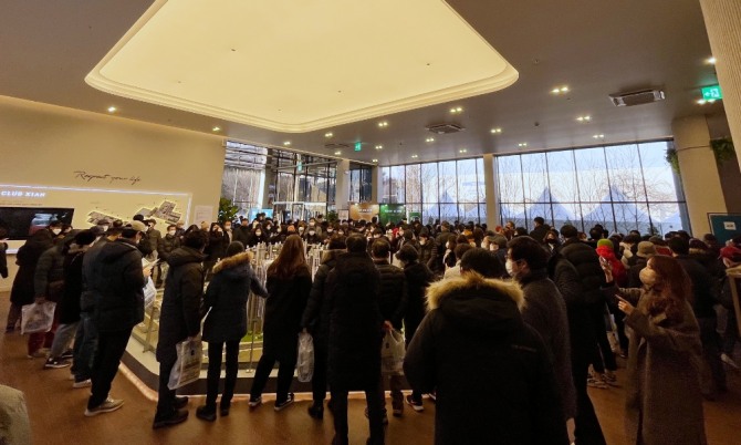 관람객이 몰린 '철산자이 더 헤리티지' 견본주택 내부. 사진=박상훈 기자