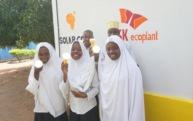 SK에코플랜트는 올해 구성원 탄소감축 프로그램으로 적립한 기부금을 통해 총 솔라카우(Solar-Cow) 4대와 솔라밀크(Solar-Milk) 1000개를 아프리카 학교 학생들에게 전달했다고 20일 밝혔다. 사진은 학생들이 충전된 솔라밀크를 들고 웃고 있는 모습. 사진=SK에코플랜트
