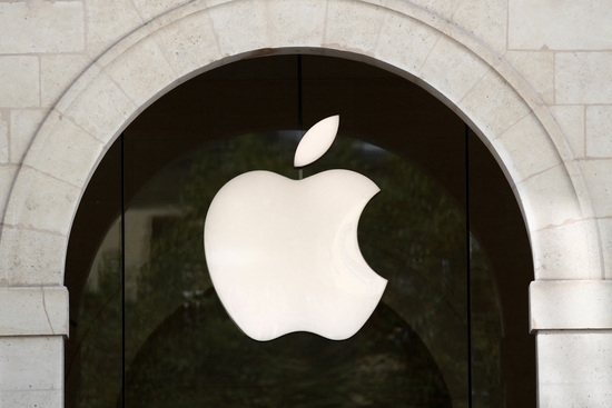 프랑스 파리의 애플 매장에 있는 애플 로고. 사진=로이터
