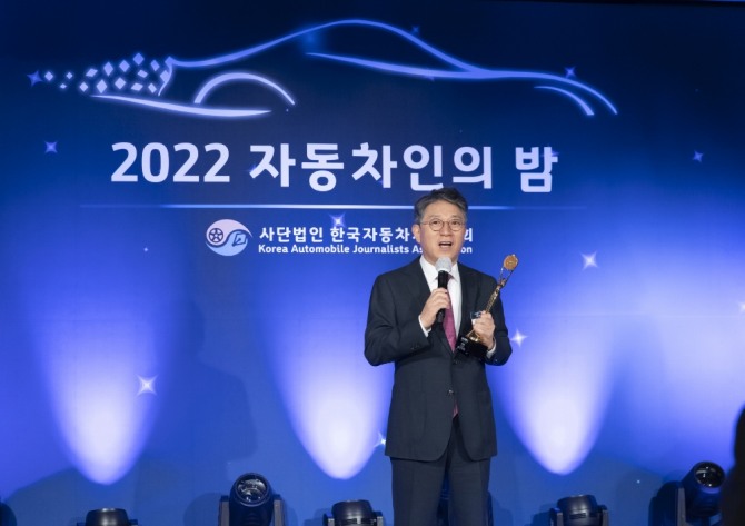 곽재선 KG그룹 회장이 21일 포시즌스서울 호텔에서 개최된 '2022 자동차인의 밤' 행사에서 산업부문 공로상을 받고 소감을 전하고 있다. 사진=연합