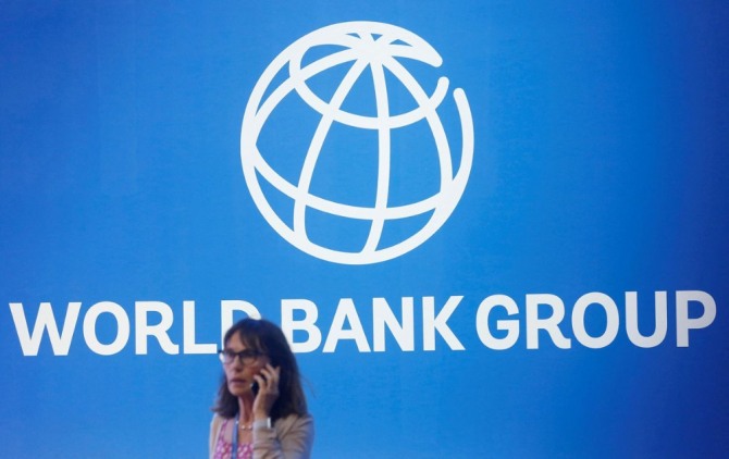 IMF와 세계은행 간 연례회의장에 등장한 세계은행 로고. 사진=로이터