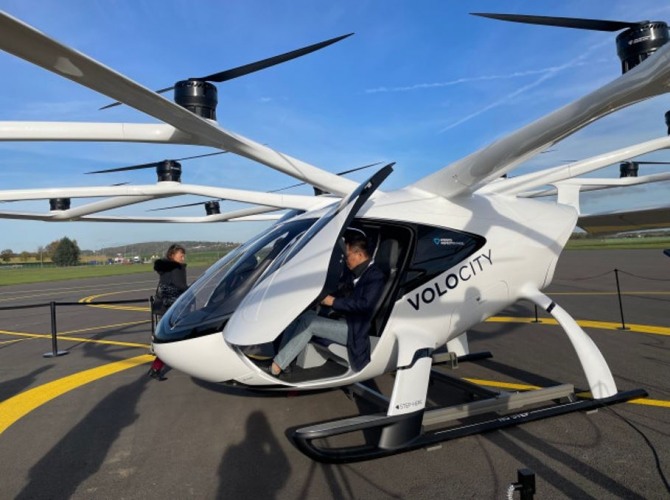  롯데건설 관계자가 볼로콥터가 개발한 수직이착륙기 ‘볼로시티’를 탑승하여 실내를 체험하고 있다. 사진=롯데건설