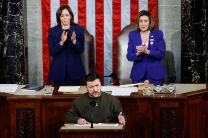 볼로디미르 젤렌스키 우크라이나 대통령(앞줄 가운데)이 21일(현지시간) 미국 워싱턴DC 미 의회 의사당을 방문해 낸시 펠로시 하원의장(뒷줄 오른쪽)과 카멀라 해리스 부통령이 지켜보는 가운데 연설하고 있다. 사진=로이터