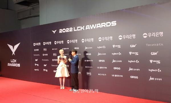 '2022 LCK 어워드' 레드카펫행사에 참여한 '표식' 홍창현 선수(오른쪽)이 이정현 아나운서와 인터뷰하고 있다. 사진=이원용 기자