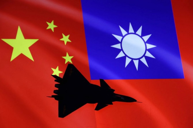 중국과 대만 국기 앞에 군용기가 보인다. 사진=로이터