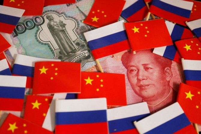 중국 위안화와 러시아 루블화. 사진=로이터