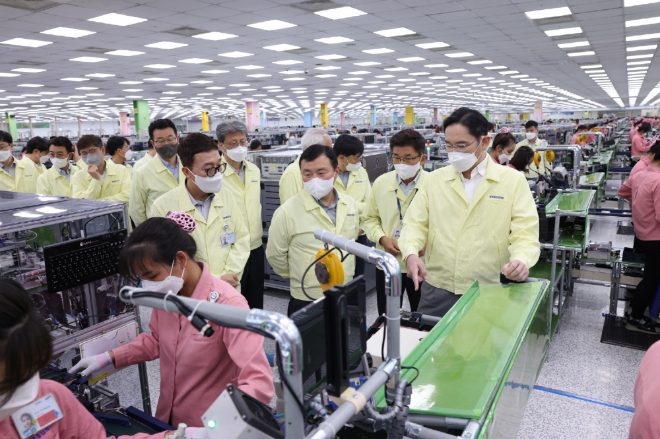 이재용 삼성전자 회장이 22일 베트남 하노이 인근의 삼성전자 법인(SEV)을 방문해 스마트폰 생산 공장을 점검하고 있다. 사진=삼성전자 