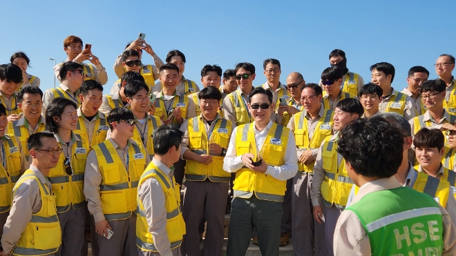 이재용 회장이 지난 6일 삼성물산이 건설하는 UAE 바라카 원전 프로젝트 현장을 방문해 임직원들을 격려하고 있다. 사진=삼성전자