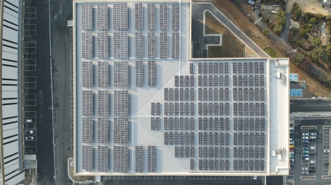 SK네트웍스 이천물류센터 B동 옥상에 설치된 1MW 규모의 태양광 발전설비. 사진=SK네트웍스서비스