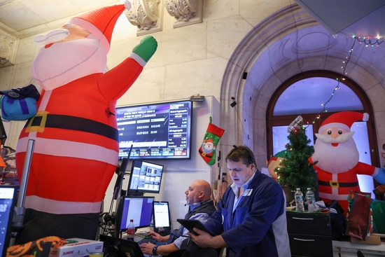 뉴욕증권거래소(NYSE) 곳곳에 크리스마스 장식이 보이는 가운데 트레이더들이 일을하고 있는 모습. 사진=로이터 