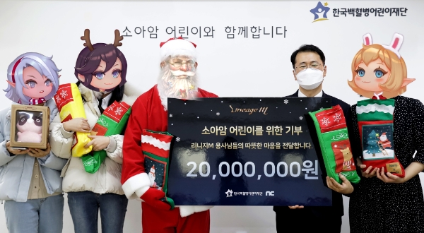 서산원 한국백혈병어린이재단 사무총장이 엔씨소프트 '리니지M' 이용자들이 모은 기부금을 전달받고 있다. 사진=엔씨소프트