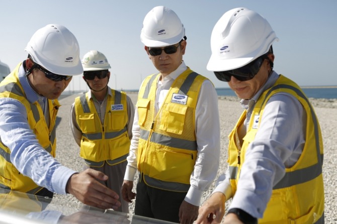 이재용 회장이 삼성물산이 참여하는 UAE 바라카 원전 프로젝트 건설 현장을 방문해 현장 상황을 점검하고 있다. 사진=삼성전자