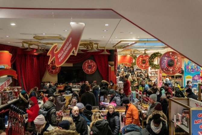 성탄 전야인 지난 24일(현지시간) 미국 뉴욕 맨해튼 중심가의 쇼핑몰이 손님들로 북적이고 있다. 사진=로이터