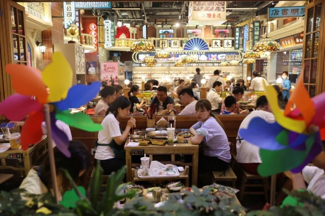 베이징 쇼핑 지역의 식당에서 식사하고 있는 시민들의 모습. 사진=로이터