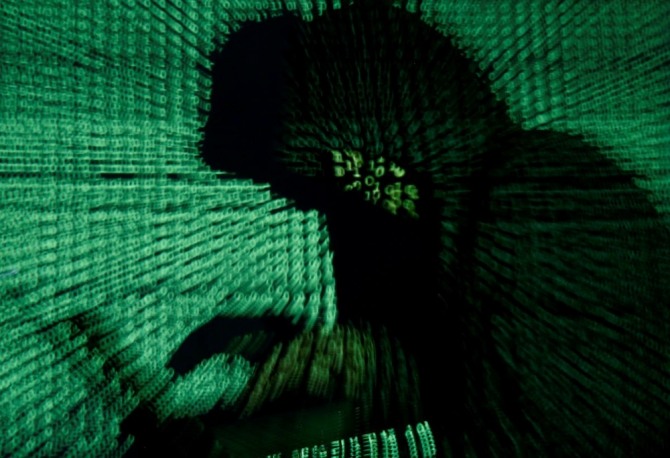 랩톱컴퓨터로 사이버코드를 입력 중인 해커를 형상화한 모습. 사진=로이터