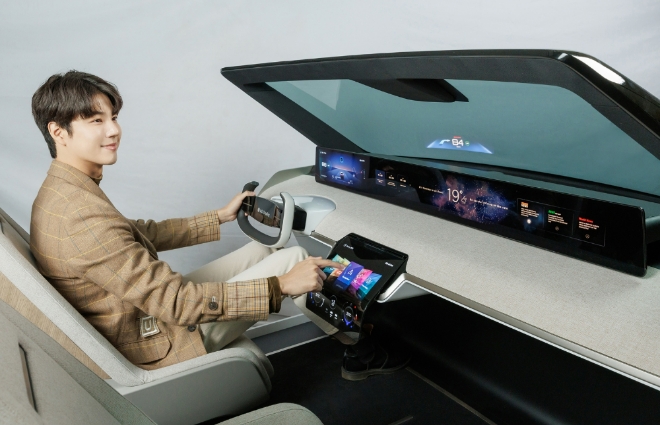 LG디스플레이 모델이 차량용 P-OLED로 구성된 디지털 콕핏을 소개하고 있다. 사진=LG디스플레이