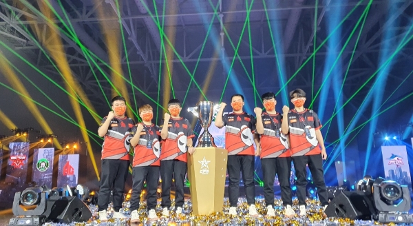 한국의 스마일게이트가 개발한 게임 '크로스파이어' 세계 e스포츠 대회 '크로스파이어 스타즈(CFS) 2021'에서 중국의 올게이머스가 우승 세리머니를 하고 있다. 사진=스마일게이트