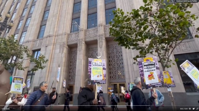 지난해 12월 6일(현지시간) 미국 샌프란시스코 트위터 본사 앞에서 트위터에 고용된 청소부들이 임금 인상을 요구하며 시위를 벌이고 있다. 사진=트위터