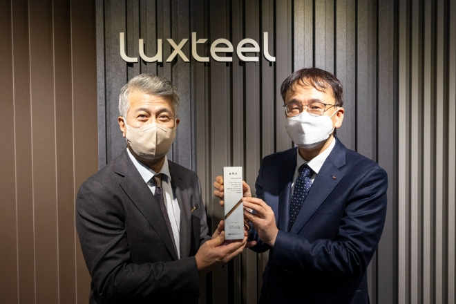 장세욱 동국제강 부회장(왼쪽)이 새해를 맞아 우수직원으로 선정된 최석형 동국제강 세무팀장에게 송원상을 시상하고 있다. 사진=동국제강