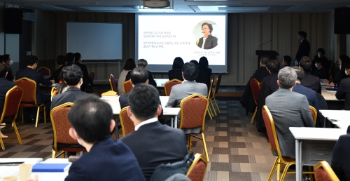 2일 오전 서울 한미약품 본사에서 열린 ‘신년 포럼’에서 한미약품그룹 임원들이 송영숙 회장의 신년사가 담긴 영상을 시청하고 있다. (사진=한미약품)