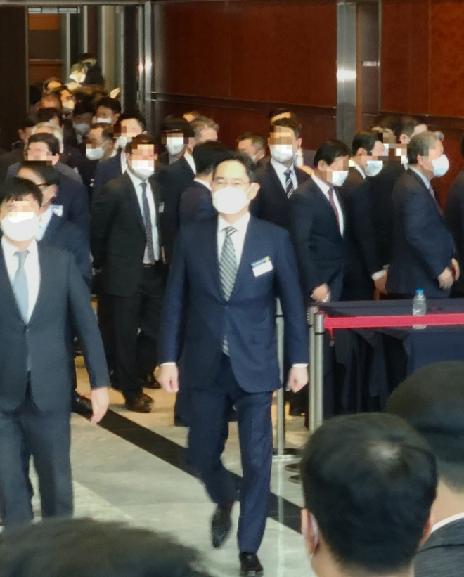 이재용 삼성전자 회장이  2일 서울 삼성동에서 개최한 2023년 경제계 신년인사회에서 빠져나가고 있다. 사진=정진주 기자