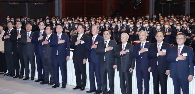 2일 서울 삼성동 코엑스에서 열린 2023년 경제계 신년인사회에서 윤석열 대통령(왼쪽 일곱번째)과 최태원 대한상의 회장(왼쪽 여덟번째)이 참석자들과 국민의례를 하고 있다. 사진=대한상의