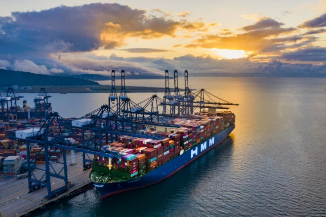 2022년을 마무리하는 12월 마지막 주에 HMM의 컨테이너선이 컨테이너를 가득 싣고 부산항에서 출항하고 있다. 2023년 계묘년 새해를 맞아 정부와 기업은 수출 확대를 위해 적극적인 해외시장 개척에 나서기로 했다. 사진=HMM