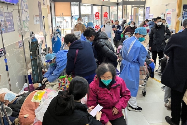 코로나19 환자들로 발디딜 틈이 없는 중국 상하이 병원 응급실 모습. 사진=로이터