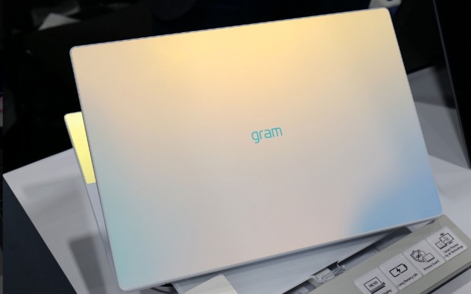 LG전자가 신규 공개 예정인 터치패드가 없는 그램 노트북. 